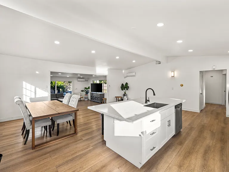 1019 W Pine St — Photo 8