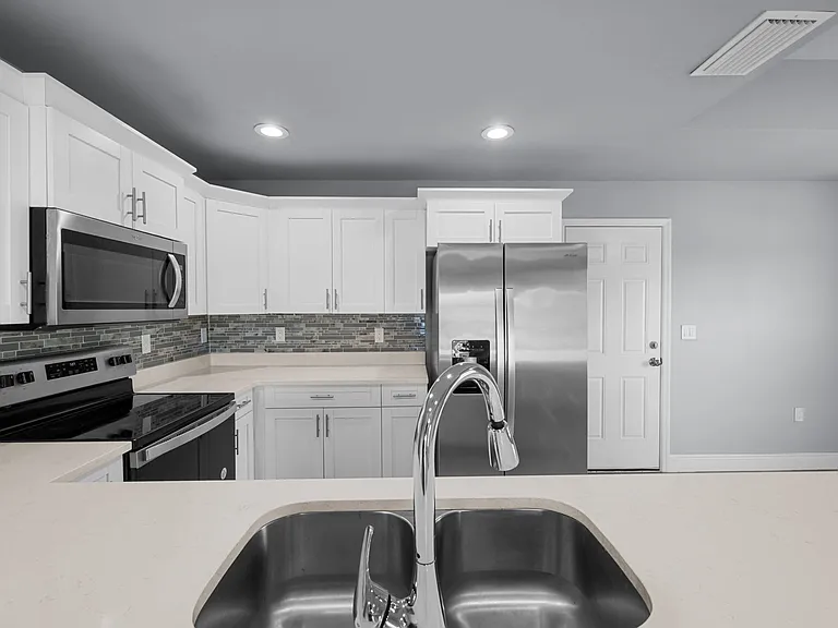655 Chemstrand St E — Photo 15