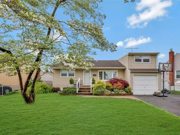 53 Scooter Lane, Hicksville, NY 11801