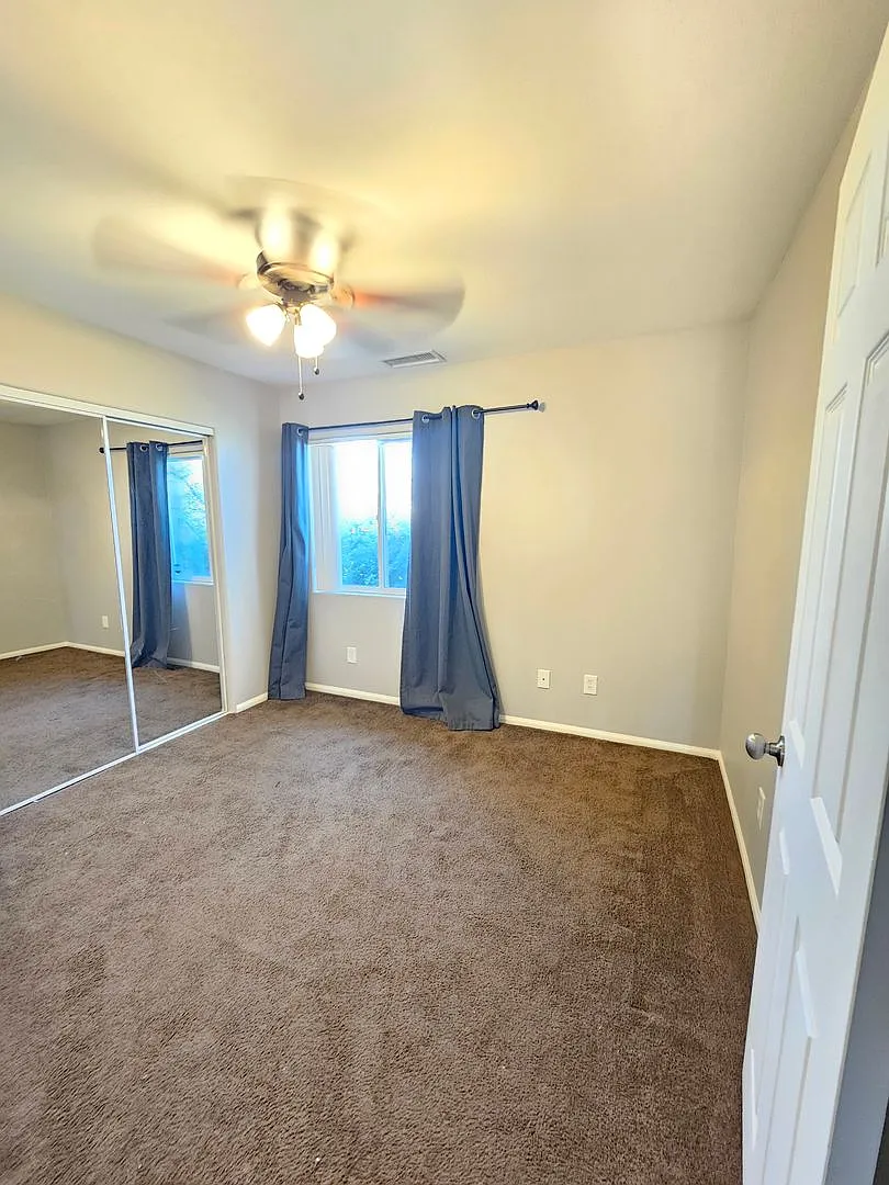 Beautiful 4 bedroom Home w/ Solar — Photo 2