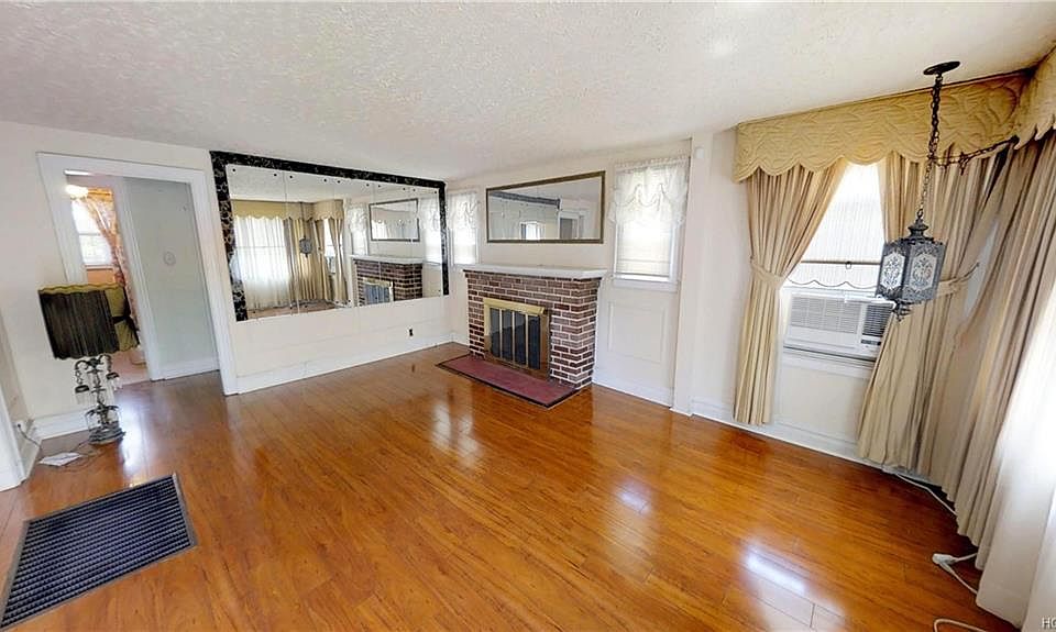 1st image of 2 Knollwood Ave