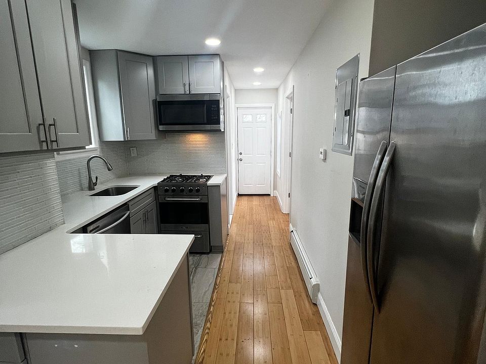 1st image of 924 Logan Ave #1