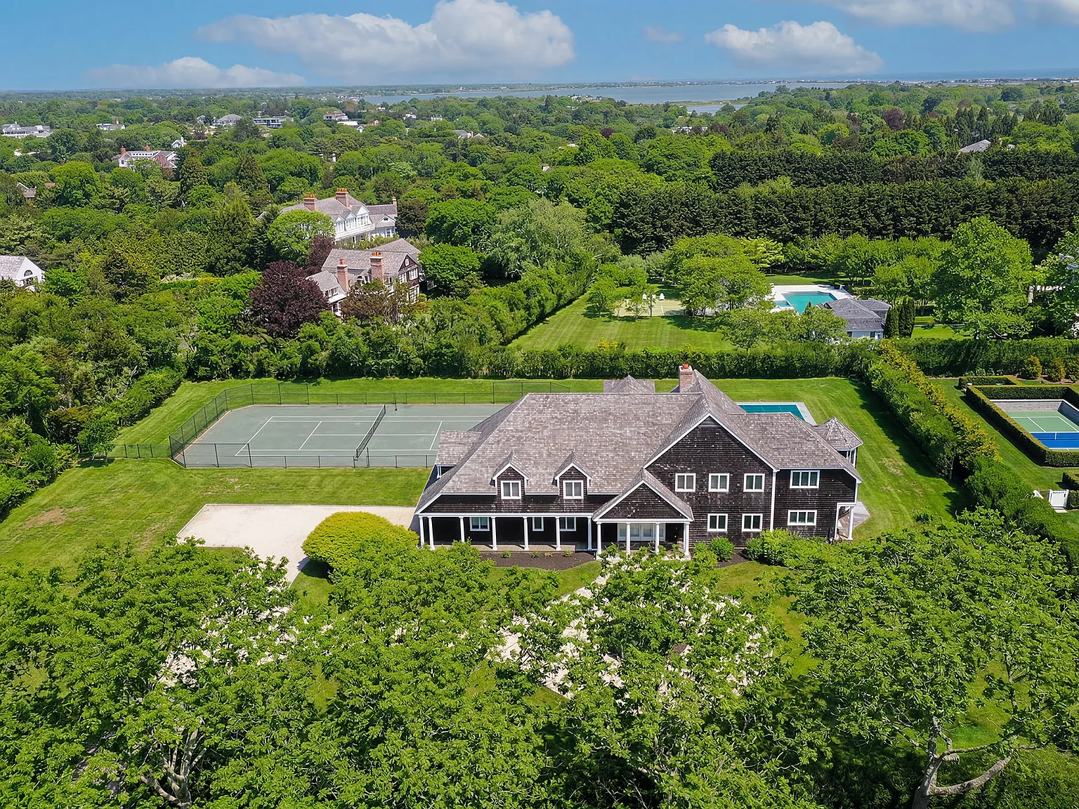 Summer Rental In Southampton Estate Section With Tennis — Photo 2