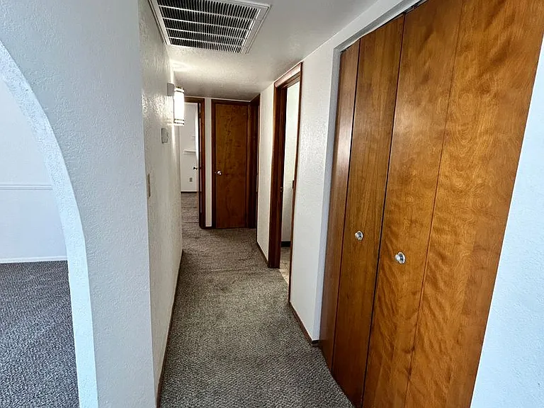 2401 Cosnina Dr — Photo 20