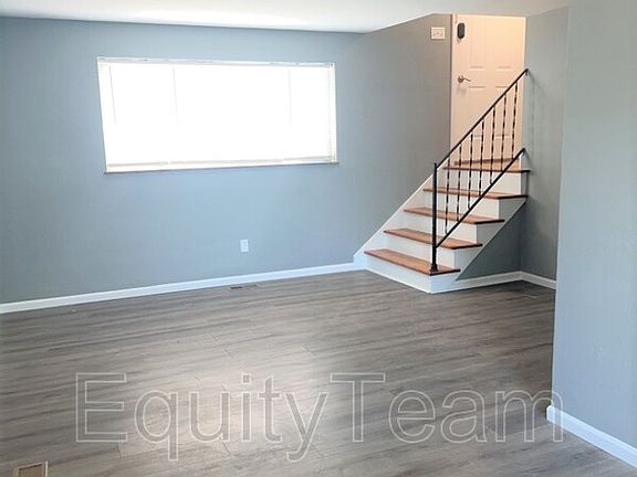 3rd image of 1031 E Pearl St