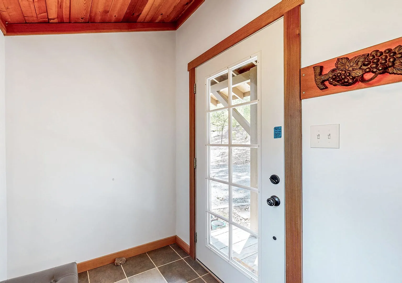Beautiful Fully Furnished Private Two Bedroom One Bathroom House with Large Yard — Photo 4