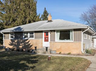 10238 N Sunnycrest Dr, Mequon, WI 53092