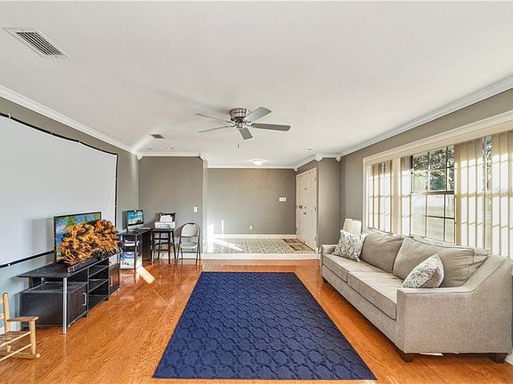 4th image of 135 W Oak St
