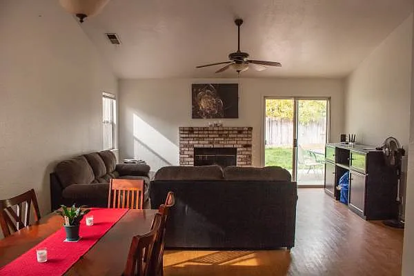 4 bed, 1590 sqft, $2,550 — Photo 3