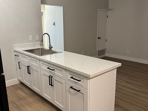 4th image of 569 Campbell St APT D
