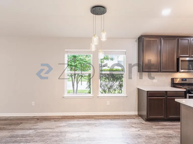 1520 Homestead Farms Dr — Photo 5