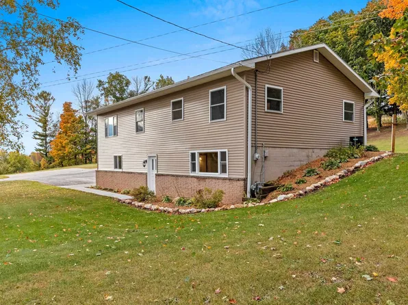 1348 Whitewater Dr, Manitowoc, WI 54220