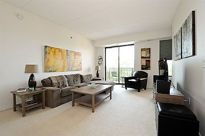 2nd image of 2335 W Belle Plaine Ave APT 403