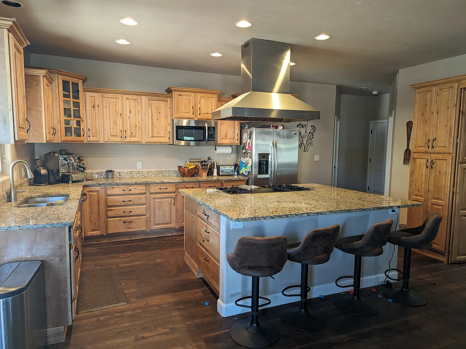 4 bed, 2.5 bath, 2400 sqft, $3,100 — Photo 3