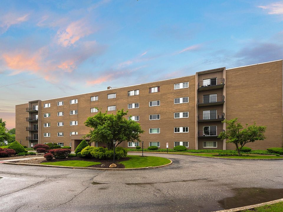 Highly Desirable Location in Rocky River - River Hill Condominium