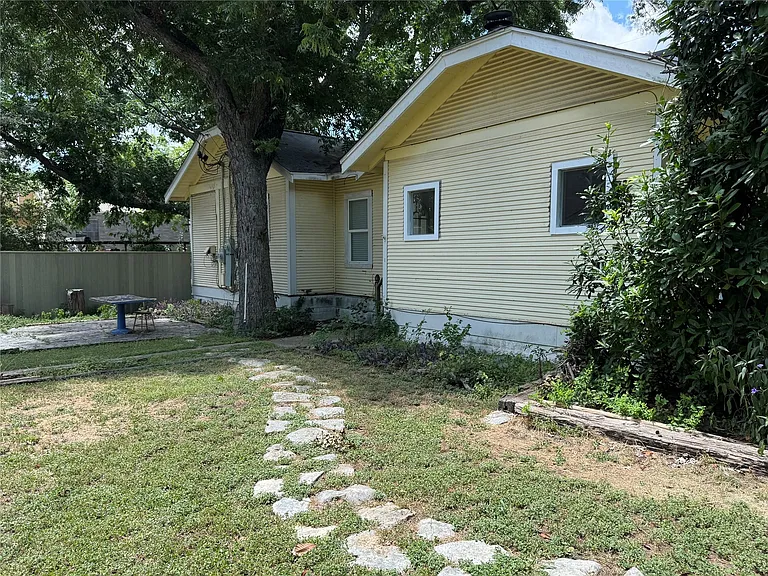601 W San Antonio St — Photo 3