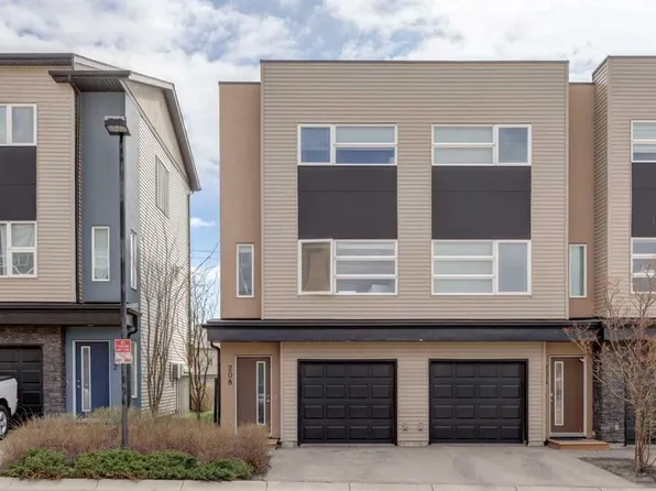 208 W Covecreek Cir NE, Calgary, AB T3K 0W6