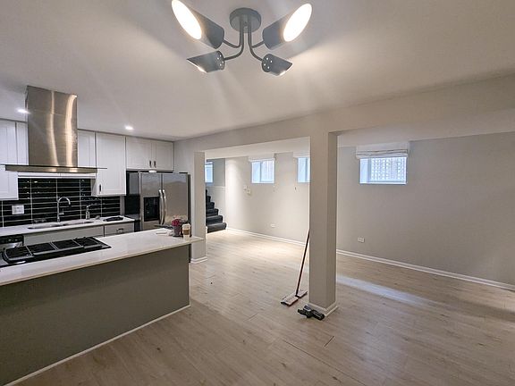 4th image of 633 W Arlington Pl APT 2R