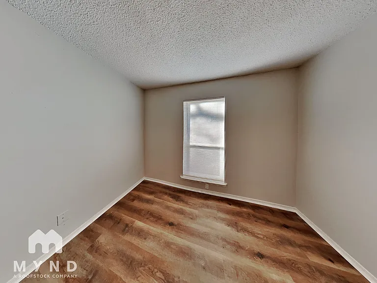 915 Winnie St — Photo 12