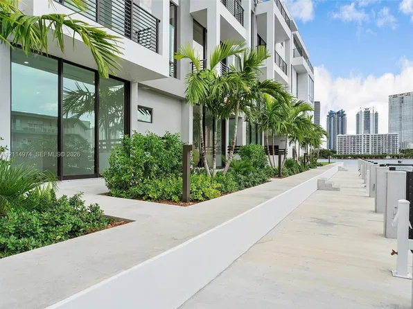 4004 NE 167th St, North Miami Beach, FL 33160