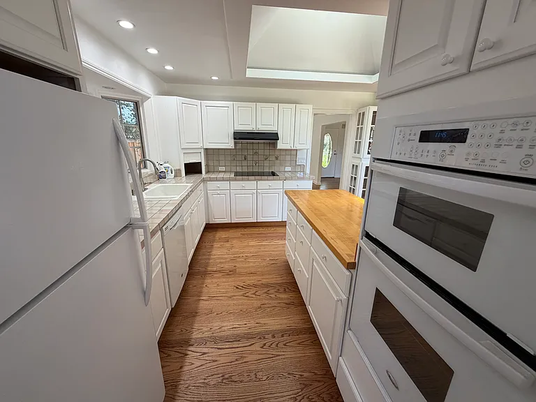 421 W Oakwood Blvd — Photo 6