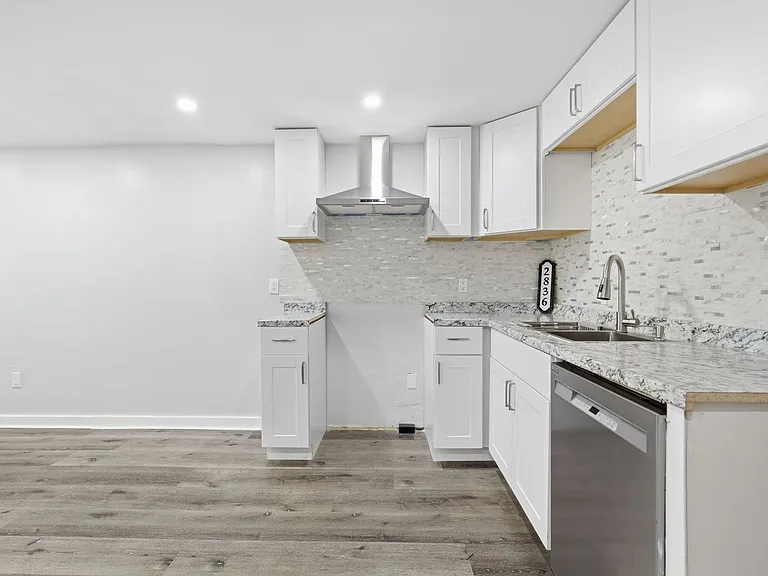 2336 Clifton Ave — Photo 12