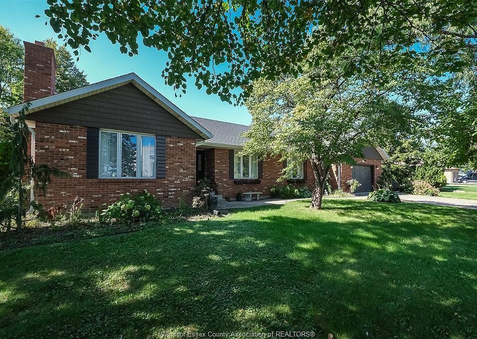 1st image of 2585 Banwell Rd