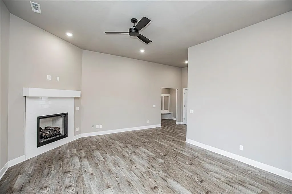 1048 Parker Lane - 1 — Photo 4