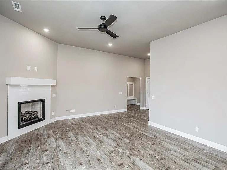 1048 Parker Ln — Photo 4