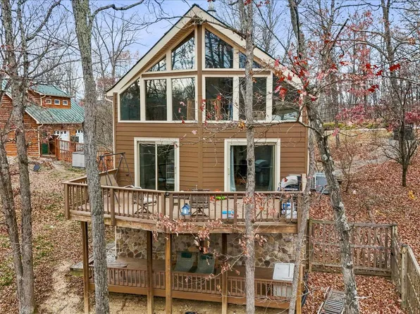 1944 Crossings View Rd, Paw Paw, WV 25434