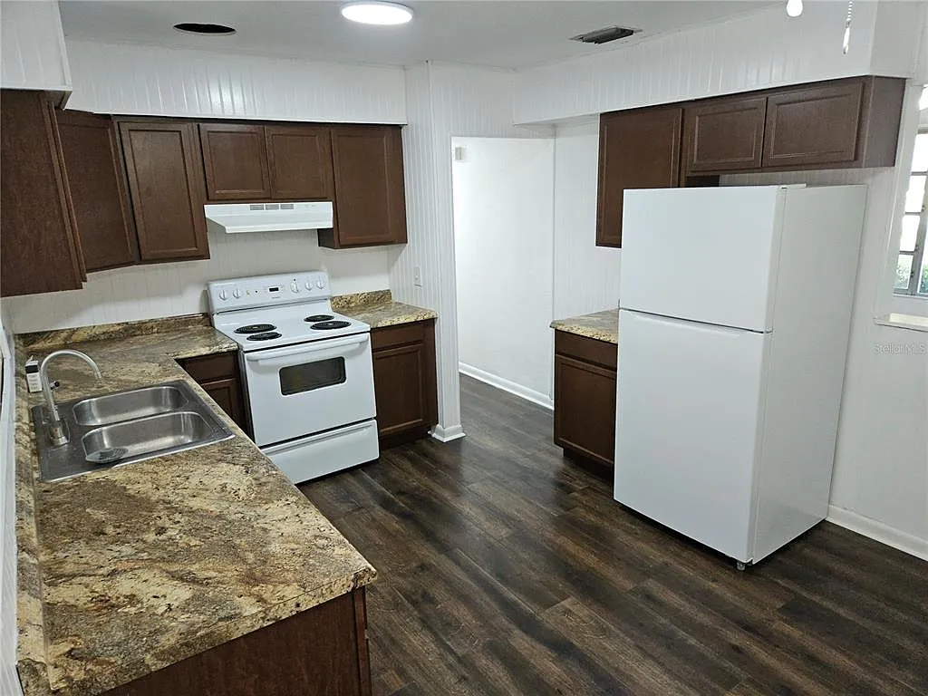 3 bed, 2.0 bath, 1303 sqft, $2,295 — Photo 4