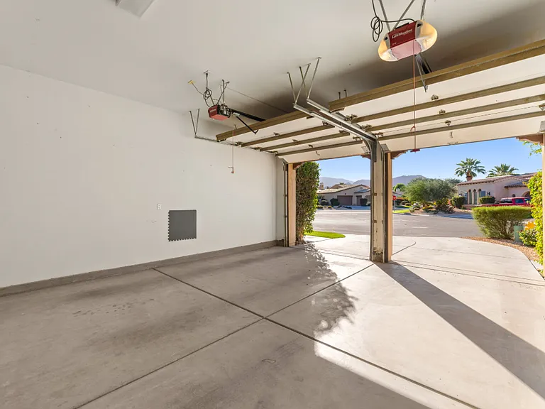 52540 Vino — Photo 26