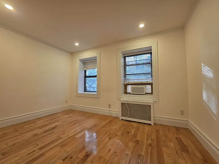146 E 35th St #5R — Photo 4