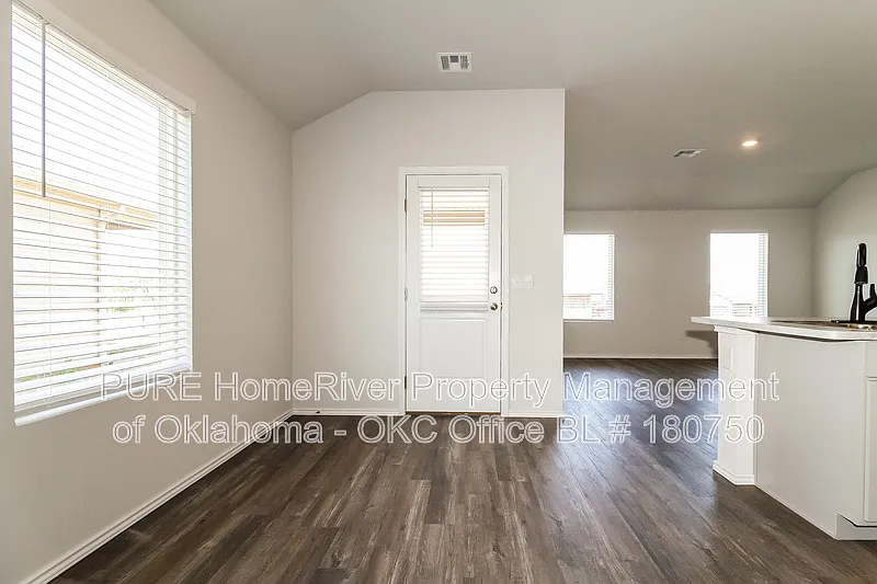3 bed, 2.0 bath, 1355 sqft, $1,445 — Photo 2