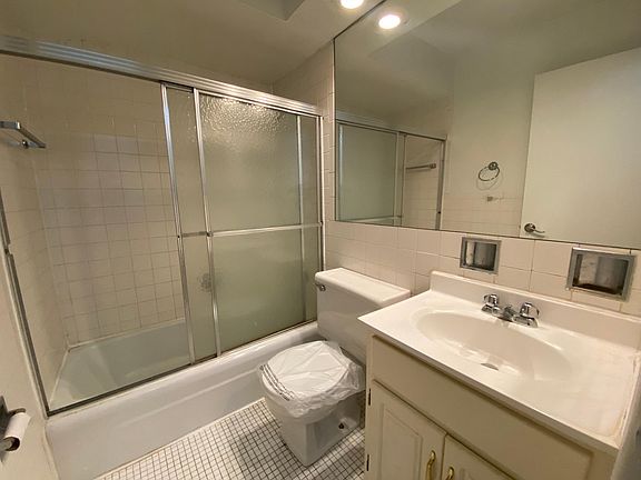 5th image of 736 W Buena Ave APT 305
