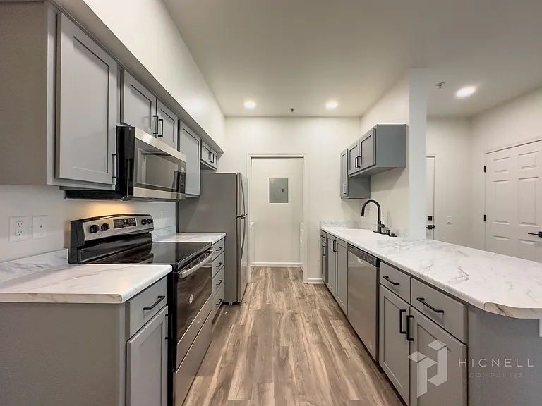 Sterling Oaks Luxury Apartments — Photo 39