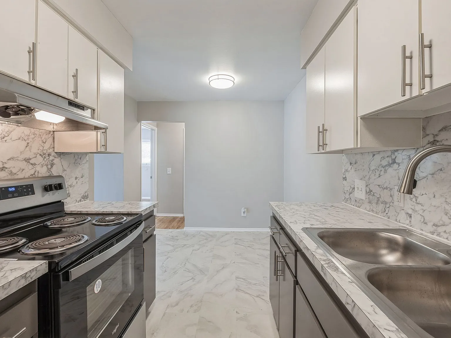 Ivanhoe Apartments — Photo 3