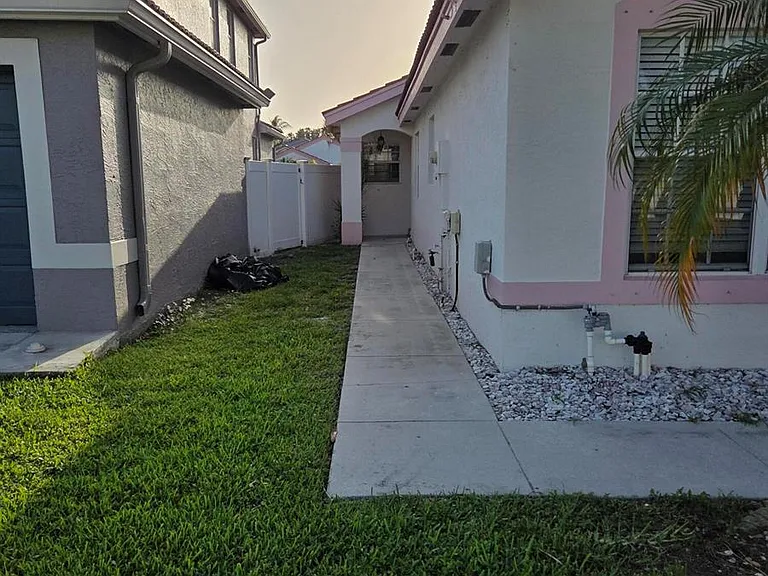 7093 Middlebury Dr — Photo 2