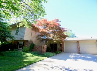 201 Freeport Dr, Bloomingdale, IL 60108