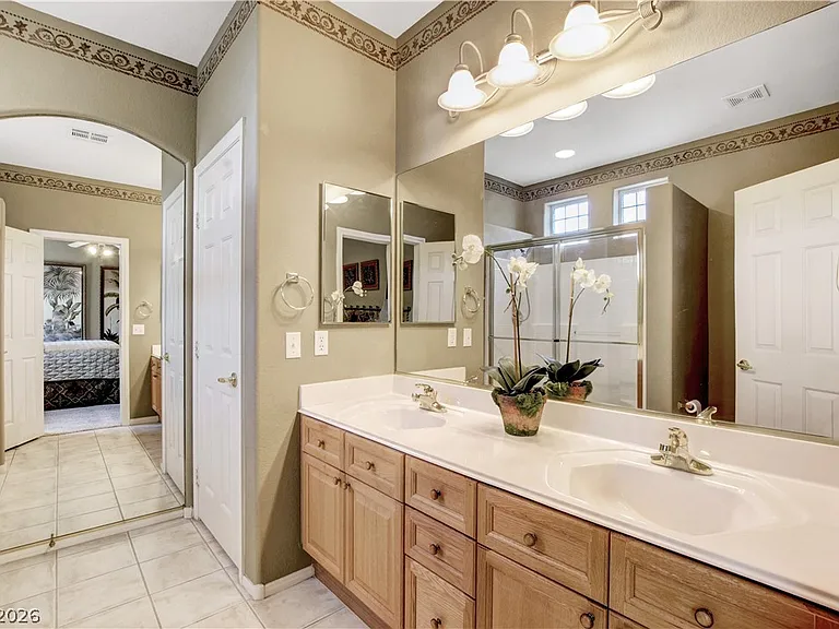 251 Queens Ct — Photo 25