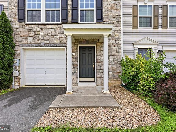 3rd image of 32 Lombard Ln
