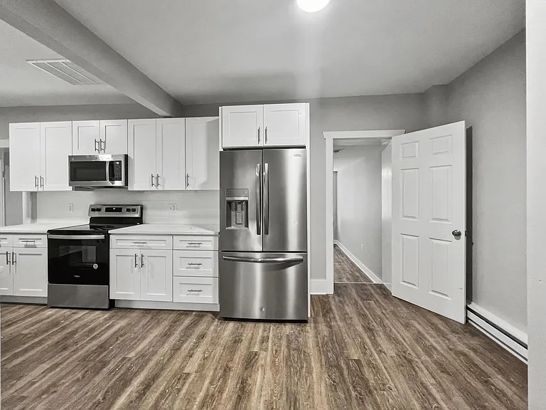 327-337 W Chestnut St — Photo 4