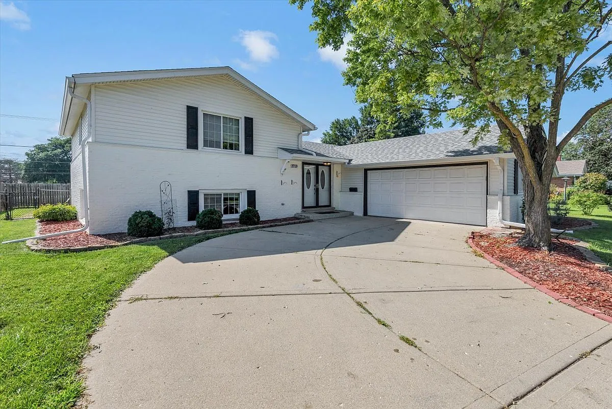 3 bed, 2.5 bath, 1425 sqft, $3,200 — Photo 1