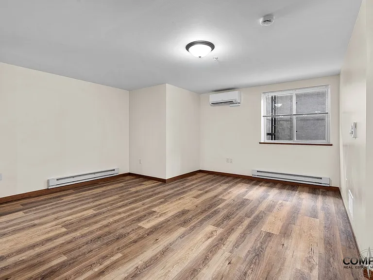 610 Gray St Apartments — Photo 24