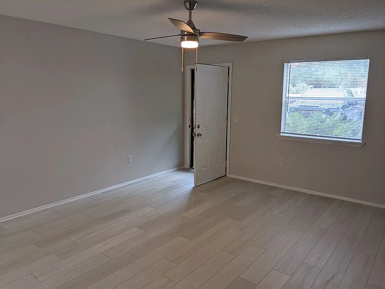 323 Olmstead Dr — Photo 4