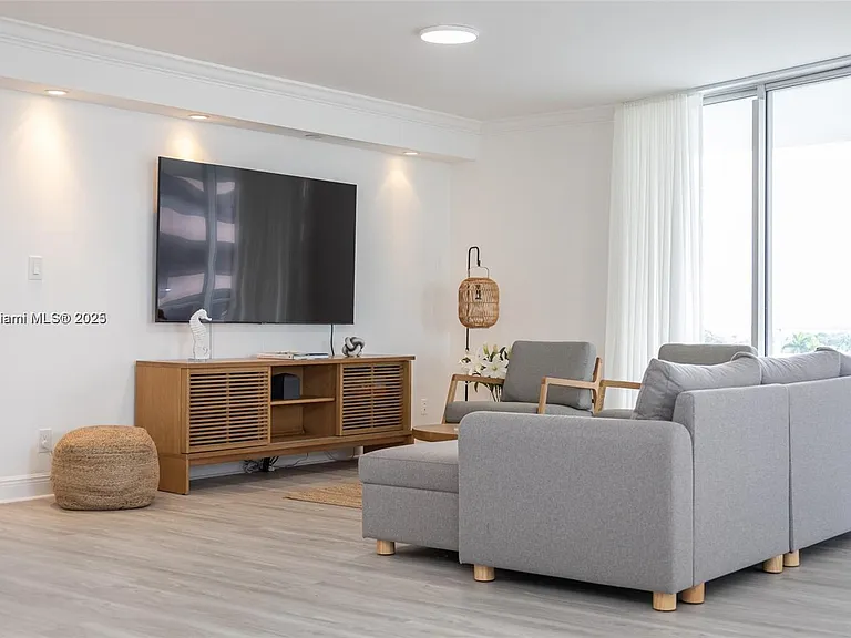 5161 Collins Ave #812 — Photo 36