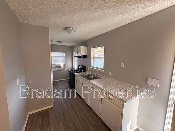 2nd image of 1615 1/2 N Main St