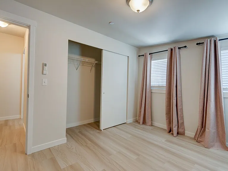 476 SE Barrington Dr #D — Photo 9