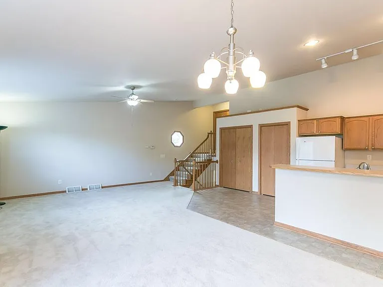 1087 N Pine St — Photo 5