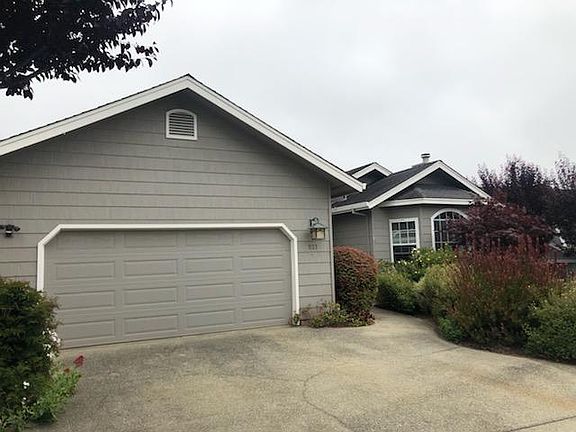 2nd image of 821 Clubhouse Dr